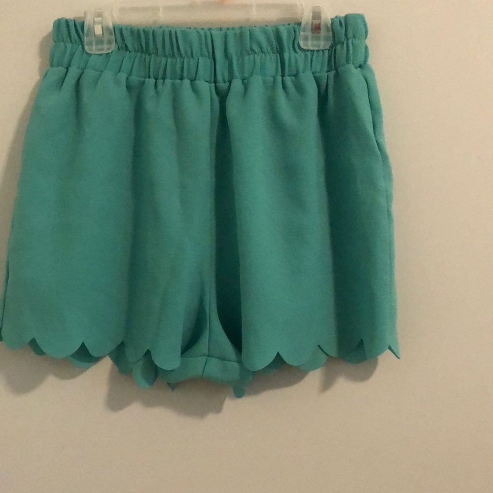 Green body central shorts